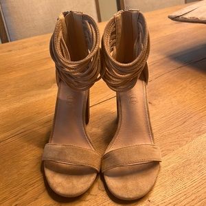 Oasis Society Women’s size 7.5 Tan suede Strappy Heeled Sandals